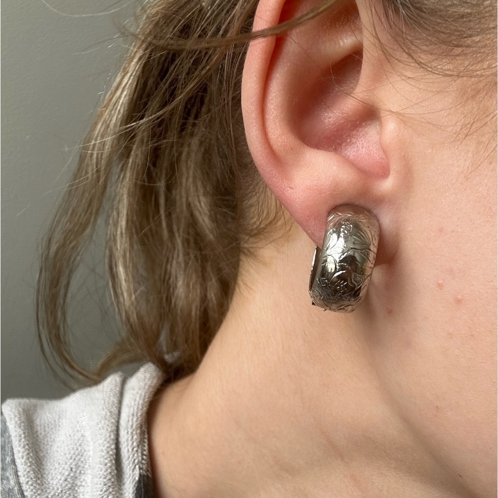 Silver vintage flower floral embossed chunky hoop clip on earrings cuffs‌‌‌‌‌‌‌‌ - Picture 4 of 5